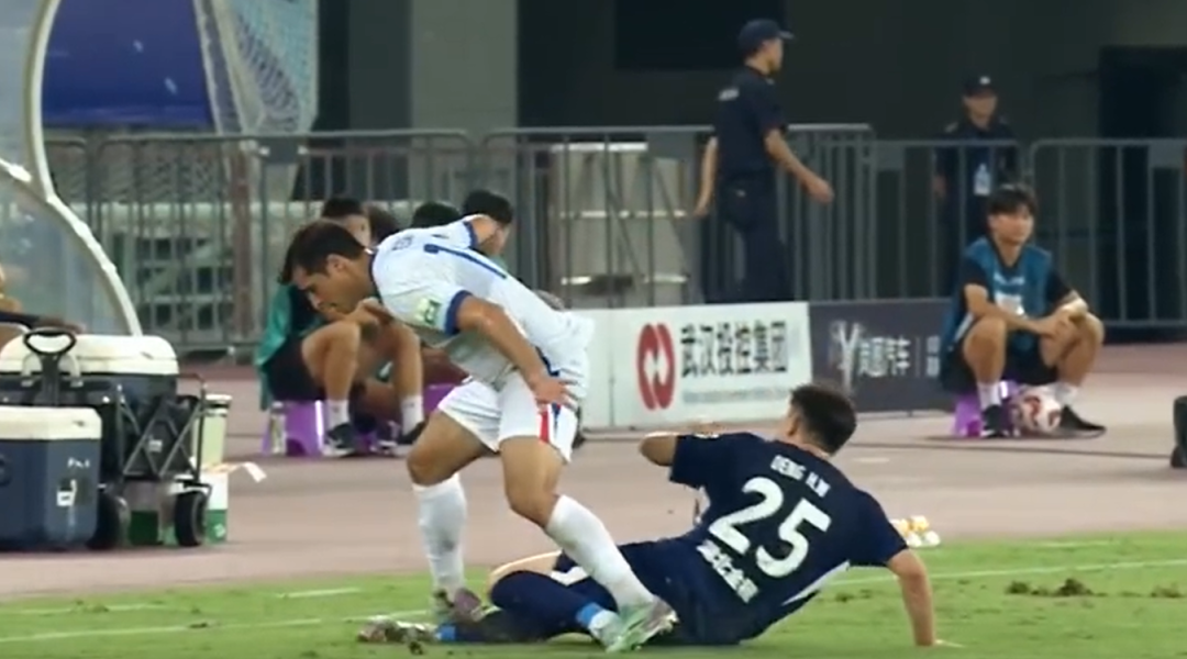 申花队0-1出现误判?特谢拉犯规只吃黄牌,将继续出战泰山队