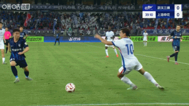 申花队0-1出现误判?特谢拉犯规只吃黄牌,将继续出战泰山队